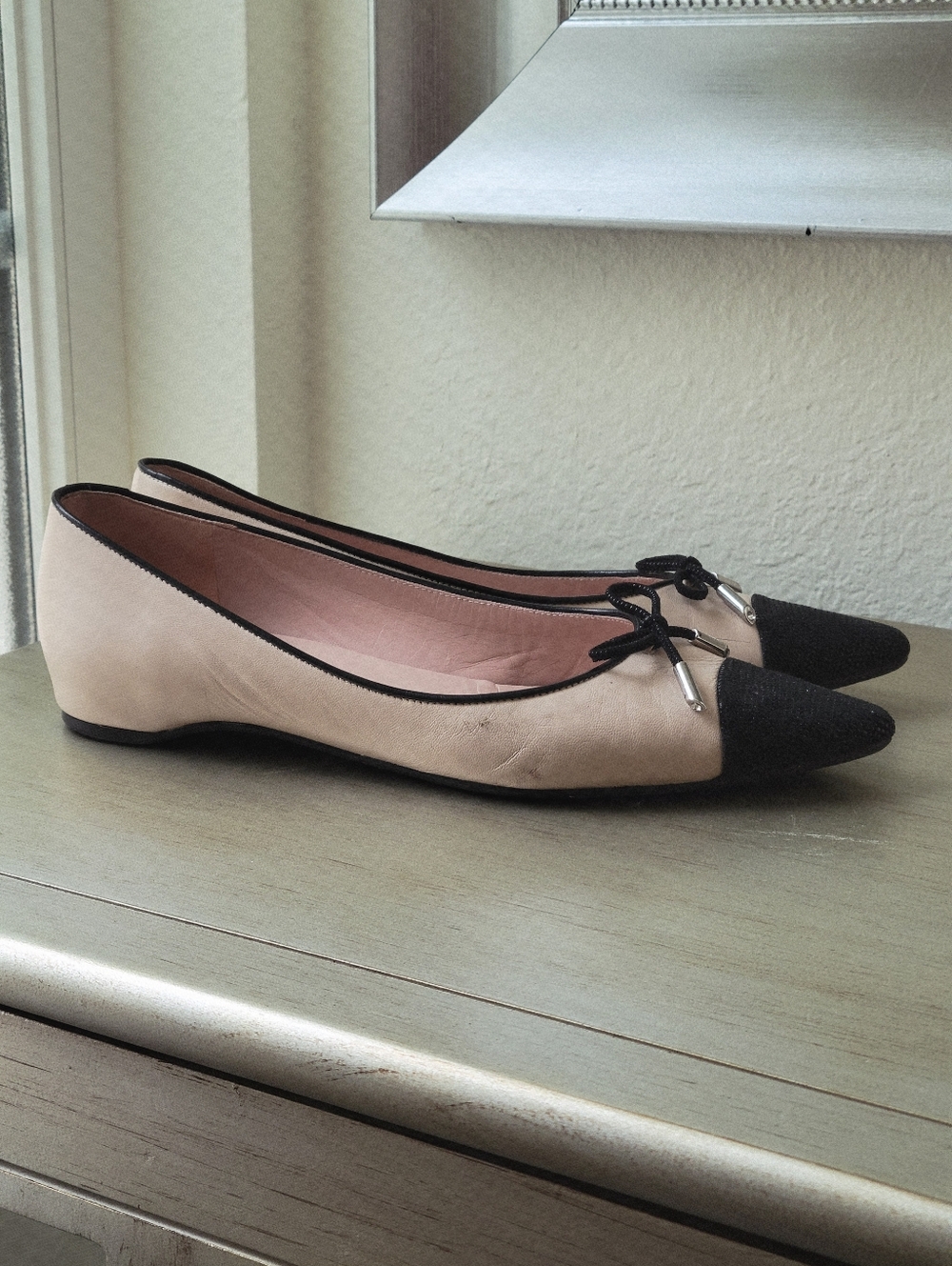 Stuart Weitzman Cream and Black Pointed Toe Bow Flats - Picture 6 of 13